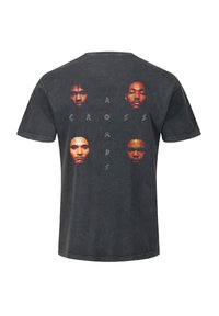 Sort bomulds T-shirt med et frontprint af seks ansigtet omgivet af teksten "CROSS ROADS" i en tekstureret skrifttype. Casual design med korte ærmer.