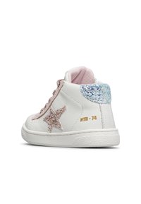 Sneakers alte bianche con accenti rosa, dettaglio a forma di stella glitterata e tacco blu glitterato lucido. Presentano la scritta dorata "MTR - 74".