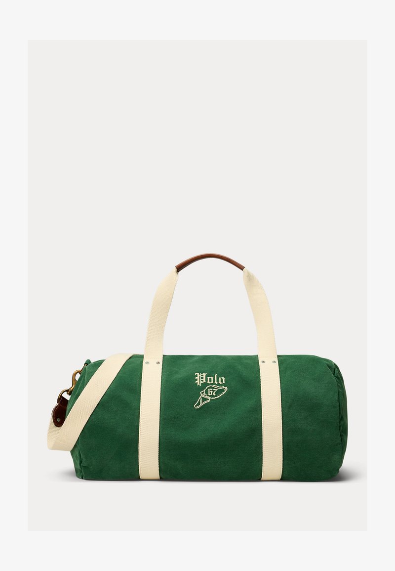 Πράσινη κυλινδρική τσάντα duffel με λευκές λουρίδες, καφέ δερμάτινη λαβή και κεντημένο λογότυπο "Polo 67" στο μπροστινό μέρος.