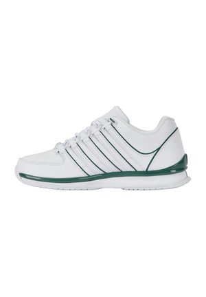 Chaussure de sport blanche avec des accents verts, plusieurs bandes latérales, design à lacets et semelle basse profil sur fond blanc.