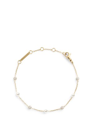 Bracelet délicat en chaîne d'or avec des petites perles blanches et des pierres précieuses rondes claires alternées, fixé par un fermoir à homard.