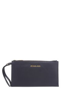 Marinfärgad läderväska med guld logotyp, dragkedjestängning och avtagbar handledsrem. Har en slät yta och en avlång rektangulär form.