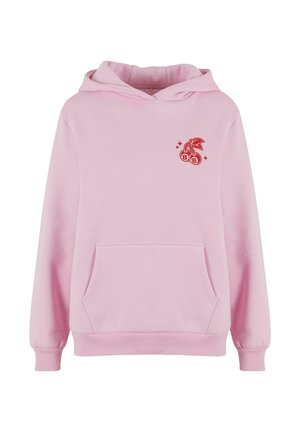 Ružová mikina s kapucňou, predná klokanka a červená grafika čerešne na hrudi. Vyrobená z mäkkej, textúrovanej látky.