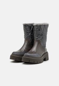 Grå ankelstøvler med en kviltet, polstret overdel, glatte læderpaneler og en tekstureret gummisål. Grå faux fur-foring øverst.