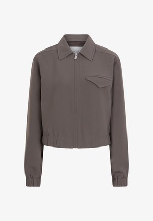 Kort, bruine jas van soepel materiaal met een ritsluiting, puntige kraag en één borstzak. Heeft elastische manchetten en een elastische zoom.
