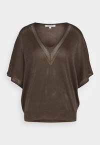 Top en maille marron à manches courtes avec col en V et détails subtils en fil métallique le long de l'encolure et des manches.