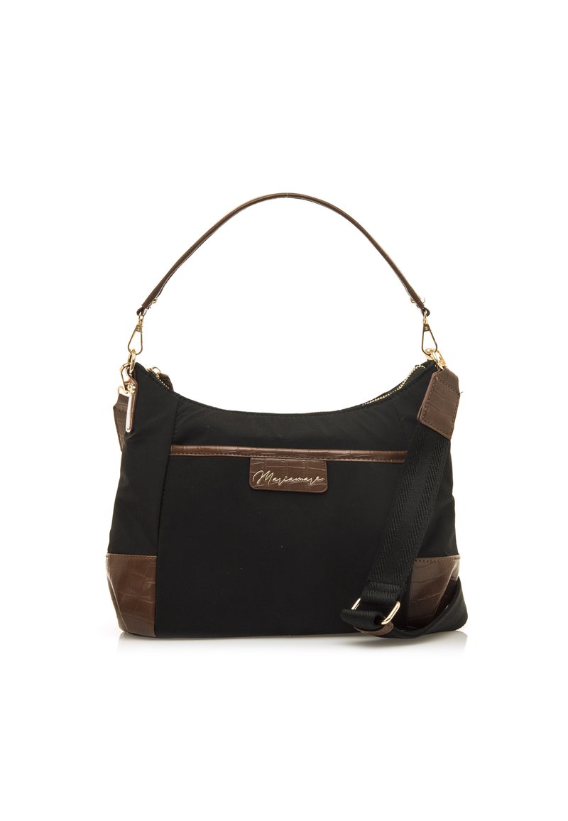 Borsa in tessuto nera con dettagli in pelle marrone, dotata di tracolla, chiusura zip e una texture liscia. Etichetta con logo sul davanti.
