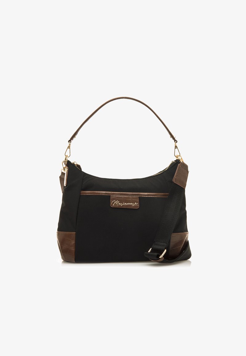 Borsa in tessuto nera con dettagli in pelle marrone, dotata di tracolla, chiusura zip e una texture liscia. Etichetta con logo sul davanti.