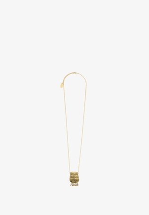 Złoty naszyjnik z łańcuszkiem, z teksturowanym wisiorkiem ozdobionym wypukłymi kropkami i małymi zwisającymi koralikami na dole.