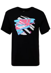 Černé bavlněné tričko s barevným designem loga Nike, které má modré, růžové a bílé akcenty. Krátké rukávy a styl crew neck.