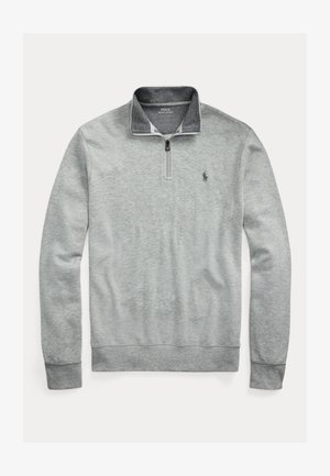 Grauer Pullover mit Reißverschlusskragen, aus weichem Material gefertigt. Besitzt ein kleines Logo auf der linken Brust sowie gerippte Bündchen und Saum.