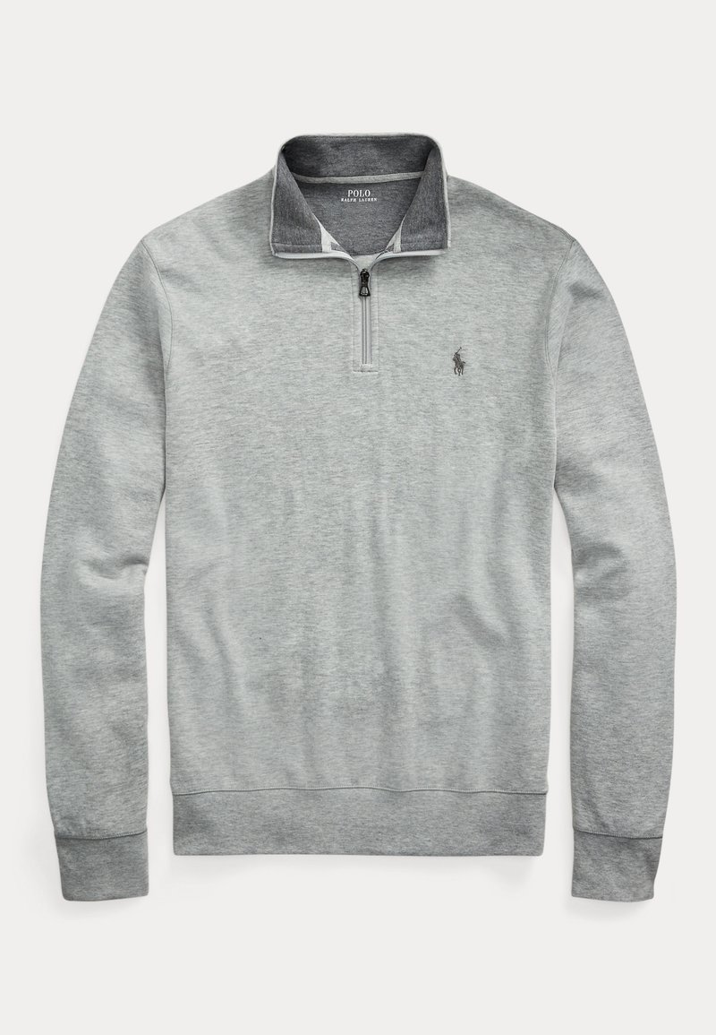 Suéter de color gris con cuello con cremallera, hecho de una tela suave. Presenta un pequeño logo en el lado izquierdo del pecho y puños y dobladillo acanalados.
