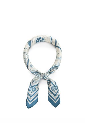 Foulard carré en soie avec motifs paisley bleus et blancs et motifs géométriques, noué de manière lâche.