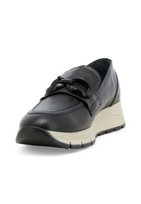 Scarpa nera in pelle a slip-on con suola a basso wedge, caratterizzata da un accento decorativo a catena sulla parte anteriore e un design della punta rotonda.