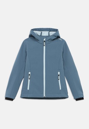 Chaqueta softshell azul con capucha, con dos bolsillos laterales con cremallera, cremalleras en azul claro contrastante y puños elásticos.