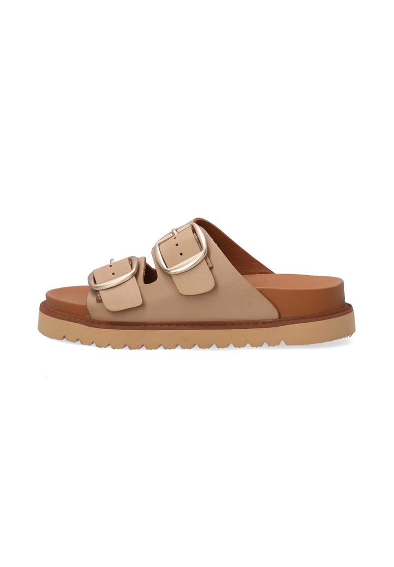 Beige lædersandal med to justerbare sølvspænder, tan-sål og tekstureret hvid bundkant. Enkel, åben tå-design.