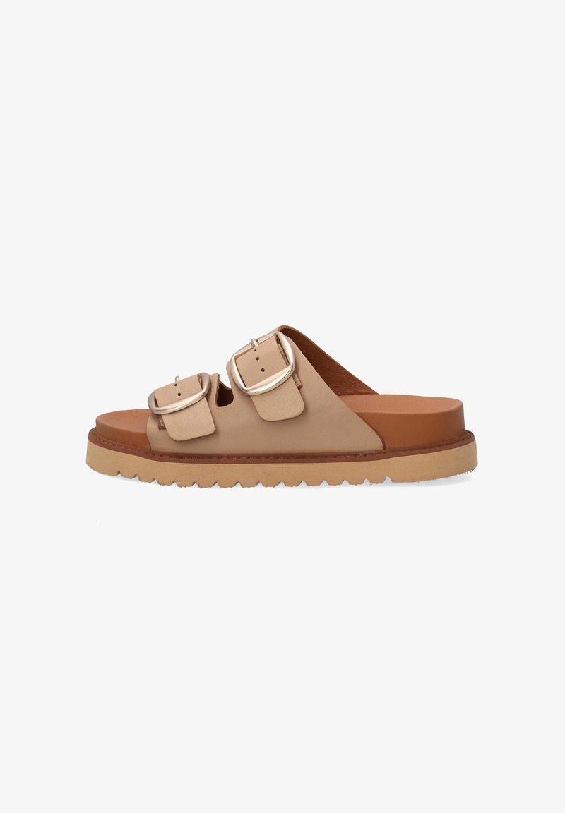 Beige lædersandal med to justerbare sølvspænder, tan-sål og tekstureret hvid bundkant. Enkel, åben tå-design.