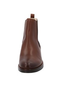 Stivaletto Chelsea in pelle marrone con punta rotonda, pannelli laterali elasticizzati e piccola linguetta sul retro. Suola in gomma testurizzata per una presa sicura.