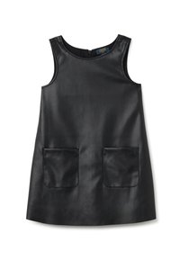 Schwarzes ärmelloses Kleid aus Kunstleder, mit zwei Fronttaschen und einem runden Ausschnitt. Glatte Textur mit minimalen Designdetails.