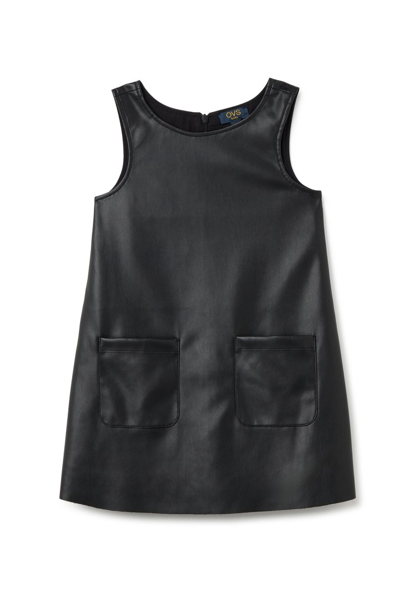 Schwarzes ärmelloses Kleid aus Kunstleder, mit zwei Fronttaschen und einem runden Ausschnitt. Glatte Textur mit minimalen Designdetails.