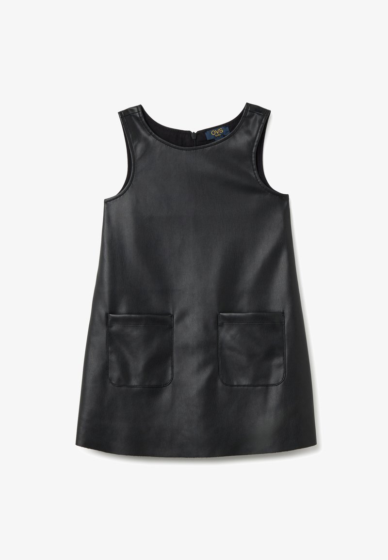 Schwarzes ärmelloses Kleid aus Kunstleder, mit zwei Fronttaschen und einem runden Ausschnitt. Glatte Textur mit minimalen Designdetails.
