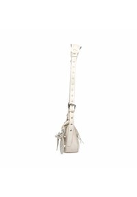 Bolso de cuero blanco con un cuerpo alargado, correa ajustable con tachuelas y acentos decorativos. Cuenta con una cremallera y un bolsillo lateral.