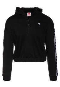 Sudadera negra con cierre de media cremallera, cintura elástica y logo de Kappa. Acentos en blanco y azul en las mangas. Tejido suave.