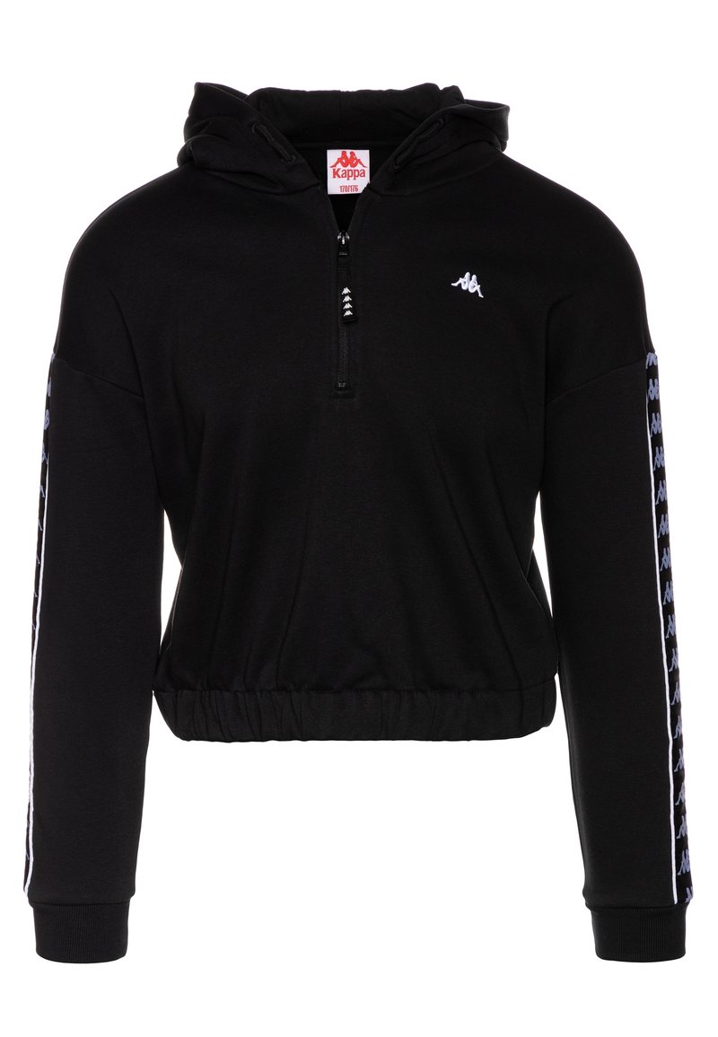 Sudadera negra con cierre de media cremallera, cintura elástica y logo de Kappa. Acentos en blanco y azul en las mangas. Tejido suave.
