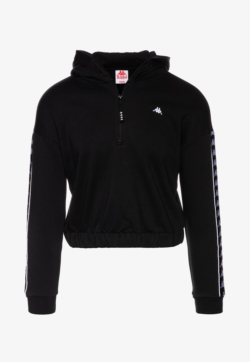 Sudadera negra con cierre de media cremallera, cintura elástica y logo de Kappa. Acentos en blanco y azul en las mangas. Tejido suave.