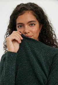 Vero Moda VMDOFFY - Pulover - pine grove