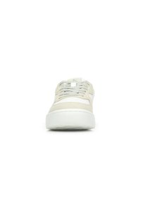 Sneaker bianca con tomaia in suede testurizzato, lacci grigi e una robusta suola in gomma bianca. Presenta un design minimalistico e un sottile dettaglio del logo.