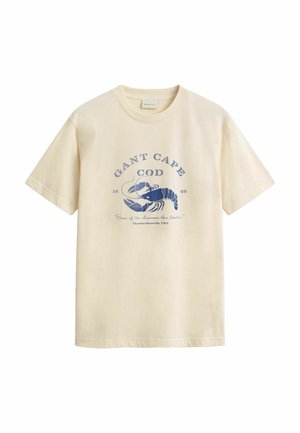 Roomkleurig T-shirt met korte mouwen, bedrukt met een donkerblauwe kreeft en de tekst "GANT CAPE COD 1949" en "Massachusetts, USA" aan de voorkant.