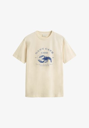 Roomkleurig T-shirt met korte mouwen, bedrukt met een donkerblauwe kreeft en de tekst "GANT CAPE COD 1949" en "Massachusetts, USA" aan de voorkant.
