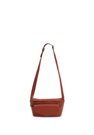 Rostfarbenes Leder-Schultertasche mit verstellbarem Riemen, Reißverschluss-Hauptfach und Fronttasche mit Klappe.