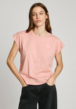 T-shirt en coton rose clair avec des manches courtes et un col rond. Présente un petit logo blanc sur la poitrine gauche. Texture lisse, coupe décontractée.