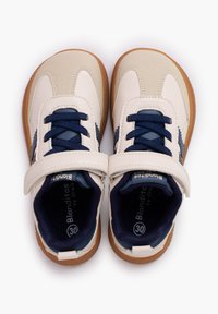 Scarpe per bambini con una tomaia sintetica beige, lacci e dettagli blu navy, chiusura in Velcro e suole in gomma. Fodera interna blu navy.