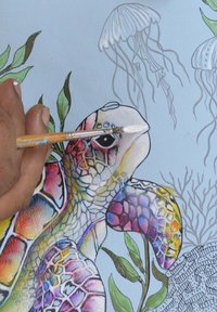 Kleurrijke schildpadkunst op een Lichtblauwe achtergrond, met ingewikkelde patronen, tentakelachtige medusa's en groene waterplanten. Kunstenaar is bezig met schilderen.