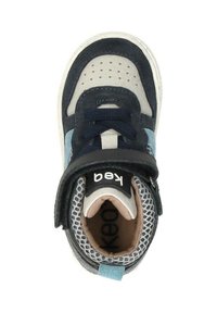 Blauwe en grijze sneaker met een klittenbandsluiting, geperforeerde neuskap, mesh voering en contrasterende accenten. Stevige zool en gevoerde kraag.