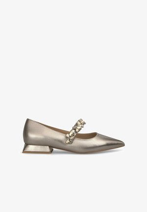 Metallisch goldene Mary Jane-Schuhe mit einem spitzen Zeh und einem niedrigen, schrägen Absatz, ausgestattet mit einem dekorativen Riemen, der mit klaren Edelsteinen verziert ist.