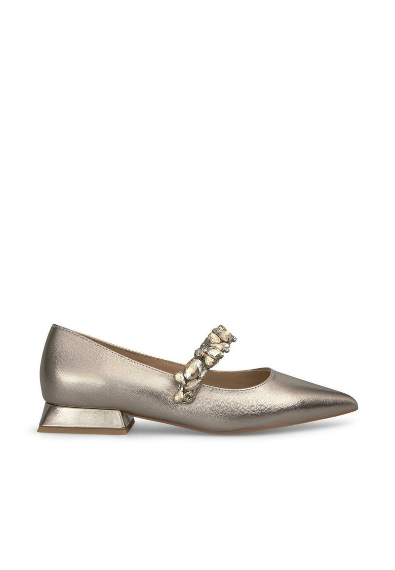 Chaussure Mary Jane dorée en métal avec un bout pointu et un petit talon incliné, ornée d'une sangle décorative embellie de pierres claires.