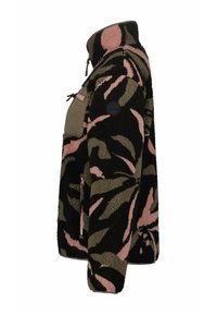 Chaqueta de forro polar con un patrón de camuflaje en negro, verde olivo y rosa, con un bolsillo en el pecho con cremallera y un cuello alto.