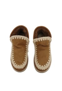 Bruine suede instappers met een zachte binnenkant, gekenmerkt door opvallende stiksels en gevlochten accenten langs de randen. Rond neusontwerp.