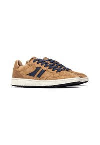 Baskets en daim marron avec des accents bleu marine, une semelle texturée beige et des lacets ronds. Comprend des détails perforés sur le bout.
