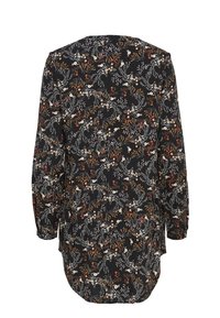 Chemise noire à manches longues avec un imprimé floral aux tons blancs, orange et jaunes. Design fluide avec un ourlet arrière plus long et des poignets boutonnés.