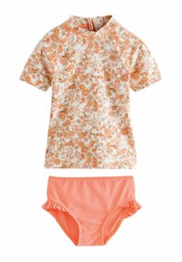Ensemble de maillot de bain deux pièces comprenant un haut à manches courtes à motif floral en pêche et blanc, assorti à un bas rufflé uni en corail.