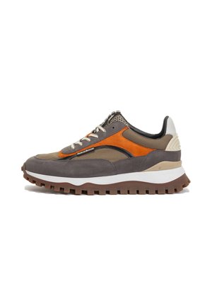 Sneaker mit einem Design aus grauem und orangefarbenem Wildleder, Mesh-Einsätzen, dicker weißer Sohle und strukturiertem Gummiauslauf für besseren Grip.