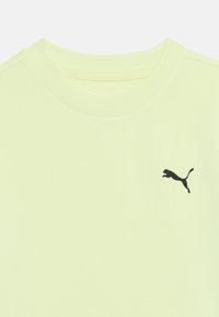 Ανοιχτό πράσινο T-shirt με στρογγυλή λαιμόκοψη και μικρό μαύρο λογότυπο Puma στην αριστερή πλευρά του στήθους.