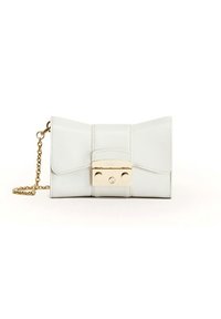 Clutch in pelle grigia chiara con dettagli a fiocco, hardware dorato e una tracolla a catena. Texture liscia e chiusura con gancio sicura.