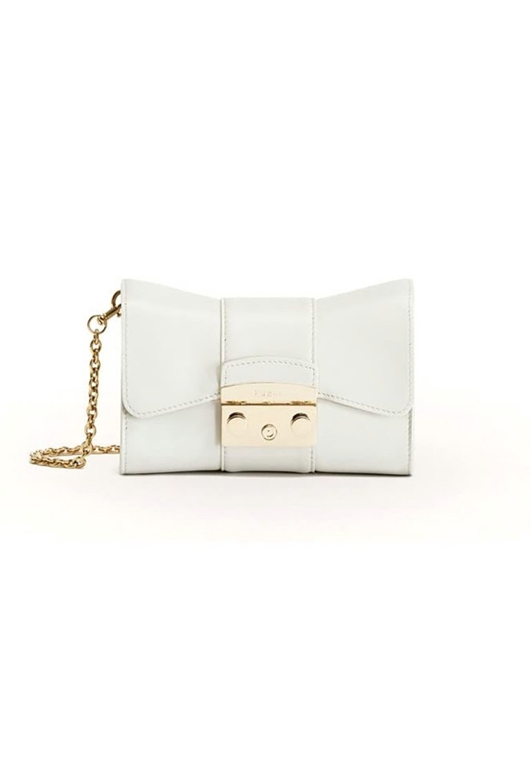 Clutch in pelle grigia chiara con dettagli a fiocco, hardware dorato e una tracolla a catena. Texture liscia e chiusura con gancio sicura.