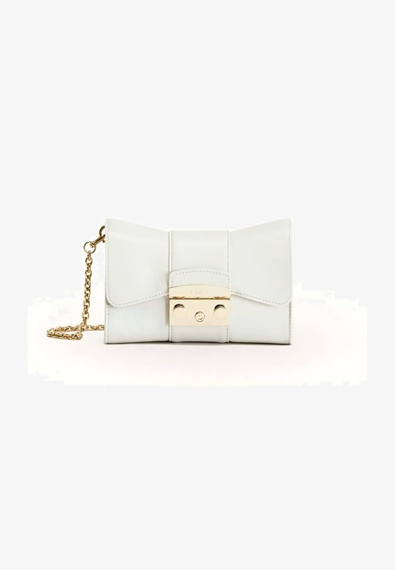 Clutch in pelle grigia chiara con dettagli a fiocco, hardware dorato e una tracolla a catena. Texture liscia e chiusura con gancio sicura.